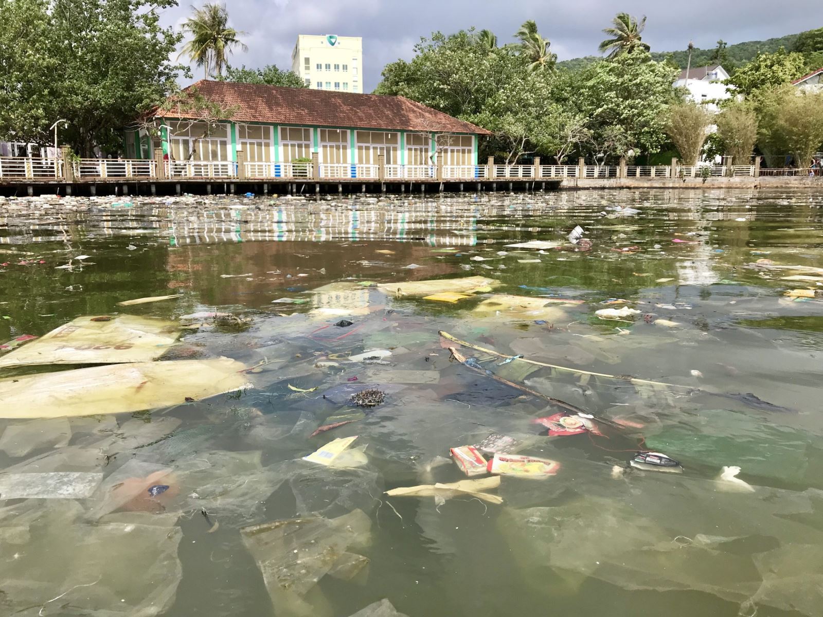 Vì sao khách sạn, resort luôn lắp lọc tổng đầu nguồn? - Ảnh 1